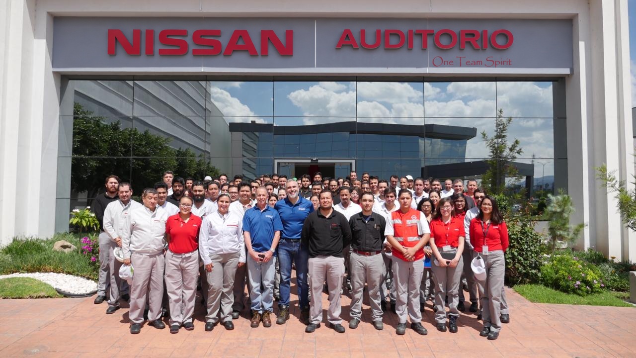 Sebastián J. Brau con el equipo de planta de Nissan frente al auditorio de la fábrica